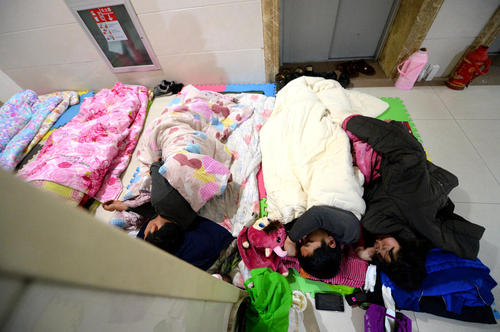 医院打地铺会伤害健康,有了共享陪护床就不用再打地铺了!